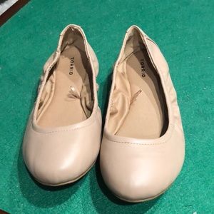 Nude scrunch back flats